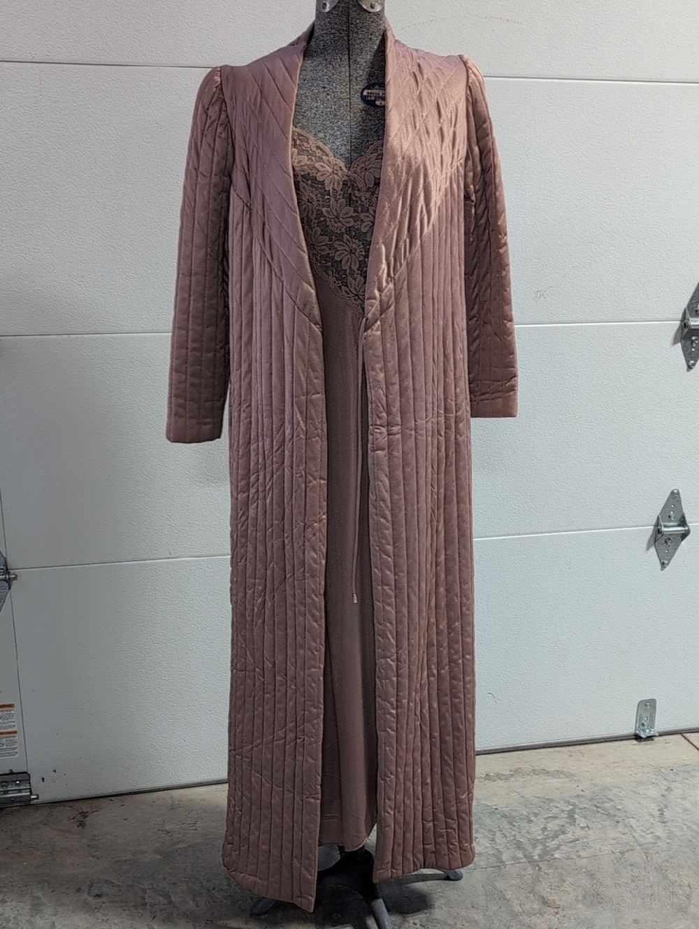 Val Mode Women's Soft Brown 70s Quilted Nylon Robe and Lace Nightgown Set Medium